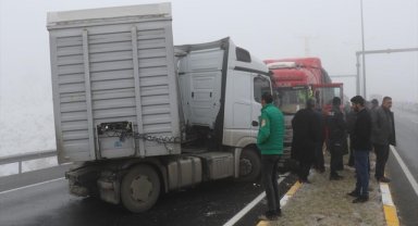 Zincirleme trafik kazası nedeniyle Ağrı-Van kara yolu 1 saat ulaşıma kapalı kaldı