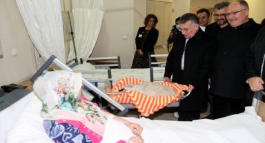 AK Parti Meclis Grup Başkanı Abdullah Güler Sivas'ta yeni yılın ilk bebeğine altın hediye etti