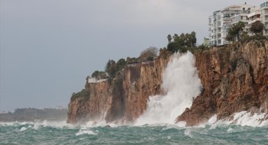 Antalya'da falezlerden düşen 2 genç öldü