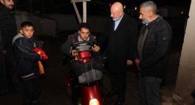 Başkan Çolakbayrakdar, akülü araç ile Emre’nin yüzünü güldürdü