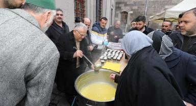 Büyükkılıç elleriyle çorba dağıttı!