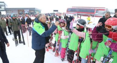 Büyükkılıç, Yarıyıl Tatili Yoğunluğu Yaşayan Erciyes’te Kayak Tutkunları ile Bir Araya Geldi