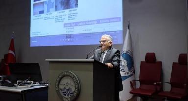 Deprem ve Hasar Tespiti Eğitimi'nde Öğretim Üyelerine plaket