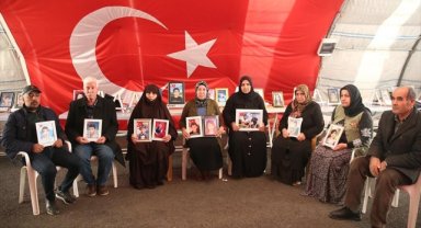 Diyarbakır anneleri yeni yılın ilk gününde de evlatları için nöbette 