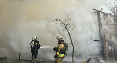 Düzce'de 2 katlı ev alev alev yandı