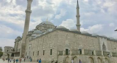 Fatih Camii'nde provokatif saldırı!