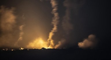 Gazzeli kız: Dünyada kutlamalar yapılırken, biz yeni yıla bombardıman altında giriyoruz