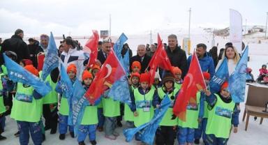 Geleceğin kayakçıları Erciyes'te yetişiyor