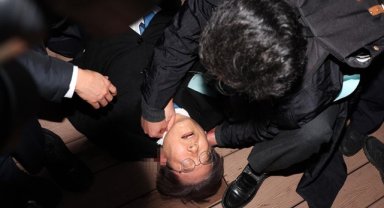 Güney Kore'de ana muhalefet lideri Lee Jae-myung bıçaklı saldırıya uğradı 