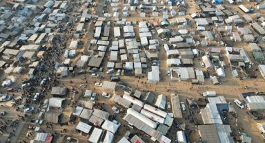 İsrail saldırıları nedeniyle yerinden olan Gazzelilerin sığındığı çadır kenti görüntülendi 