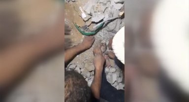 İsrail'in Gazze Şeridi'nde vurduğu bir evin enkazından bir bebek sağ olarak çıkarıldı