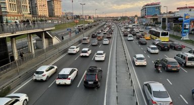 İstanbul'da yeni yılın ilk mesai gününde trafik yoğunluğu