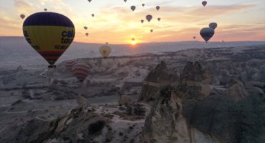 Kapadokya'da turistler yeni yılın ilk gününde çeşitli aktivitelere katıldı