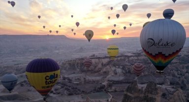 Kapadokya'da turistler yeni yılın ilk gününde çeşitli aktivitelere katıldı
