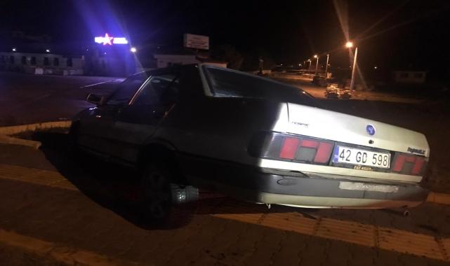 Konya'da refüje çarpan otomobilin sürücüsü yaralandı
