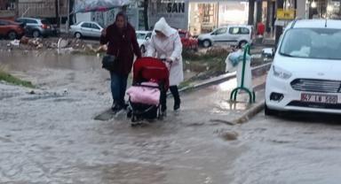 Mardin'de sağanak yağış hayatı felç etti