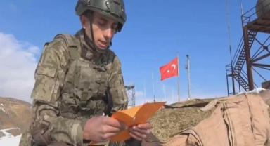 Minik öğrenciler ilk mektuplarını Mehmetçiklere yazdı