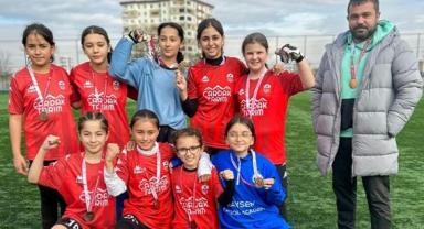 Muhibe Germirli Ortaokulu Minik Kızlar Kayseri Futbol Turnuvası'nda şampiyon oldu