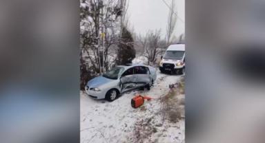 Sarız'da çarpışan araçlar şeritten çıktı: 4 yaralı