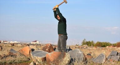 Şırnaklı baba taş kırarak 9 çocuğunu okutuyor