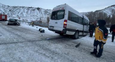 Sivas'ta yolcu minibüsü ile hafif ticari araç çarpıştı: 16 yaralı