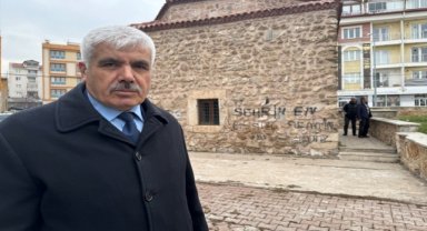 Sivas'ta türbe duvarına yazı yazılması tepki çekti