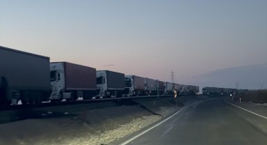Türkiye-Nahçıvan sınırında 13 kilometrelik tır kuyruğu