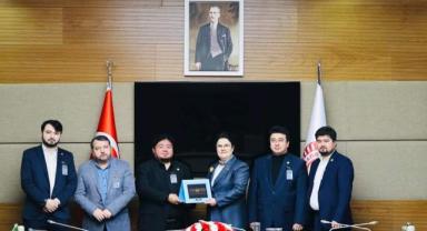 Uluslararası Doğu Türkistan STK'lar Birliği Heyeti'nden Derya Yanık'a ziyaret