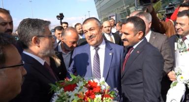 Bakan Yumaklı’dan Tarım Fuarı’na ziyaret