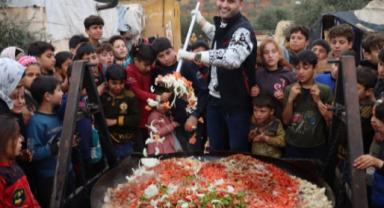 CZN Burak, savaş mağduru çocuklar için yemek yaptı