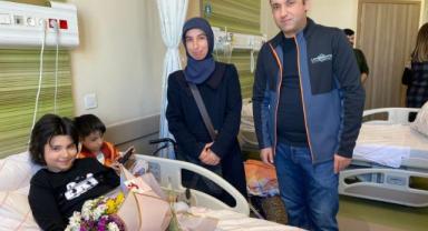 Depremzede Aysima hastane odasında eğitim almaya başladı