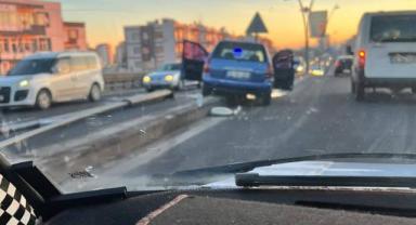 Direksiyon hakimiyetini kaybeden araç orta refüje çıktı