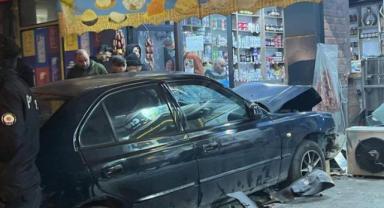 Hürriyet'te Kontrolden çıkan araç dükkana girdi