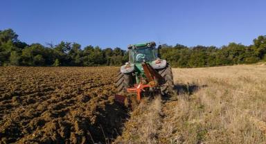 Kullandığı traktörü kontrol etmek isterken can verdi 