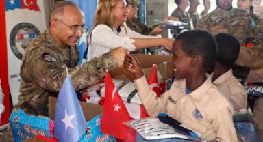 Mehmetçik Somali'de yetimleri sevindirdi