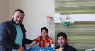 Sarız Anadolu Spor Kulübü depremzede miniğe forma hediye etti