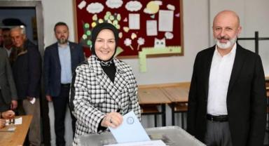 Başkan Çolakbayrakdar, oyunu eşi ile beraber kullandı