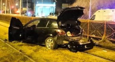 Direksiyon hakimiyetini kaybeden sürücü tramvay yoluna girdi