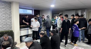 Erkilet'te gençler iftarda bir arada