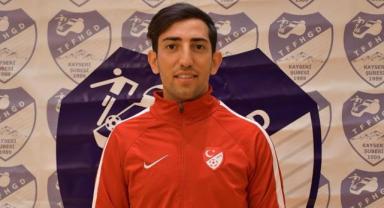 Hakem, hareketiyle gündem oldu