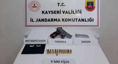 Jandarma ekiplerinin durdurduğu araçta suç unsurları ele geçirildi 