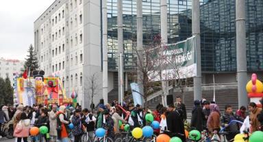 Kocasinan Belediye Başkanı ve Başkan Adayı Ahmet Çolakbayrakdar, ‘Yetim Kardeşler Ramazan Şenliği’nde yetim çocukların yüzünü güldürdü