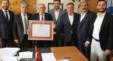 Başkan Öztürk Mazbatasını alarak 