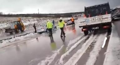 Dolu yağışından etkilenen yollar temizlenerek açıldı