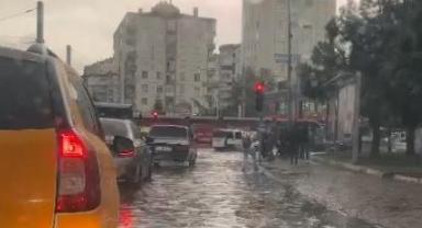 Sağanak yağış hayatı olumsuz etkiledi