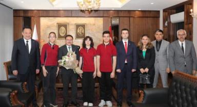 Vali Çiçek, Koltuğunu 8.Sınıf Öğrencisine devretti