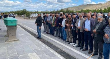 Babası tarafından bıçaklanarak öldürülen kadın defnedildi