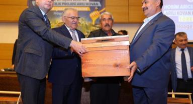 Başkan Büyükkılıç Yakışanı Yaptı, Kuraya Hak Kazananların Tamamına Arılı Kovan Verdi