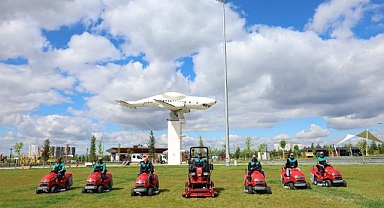 Büyükşehir, 60 Bin Metrekarelik Çim Alanını 1 Günde Biçebilen Aracı Temizlik Filosuna Kattı