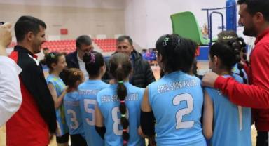 ERVA Spor Kulübü Voleybol takımı Yarıfinale yükseldi